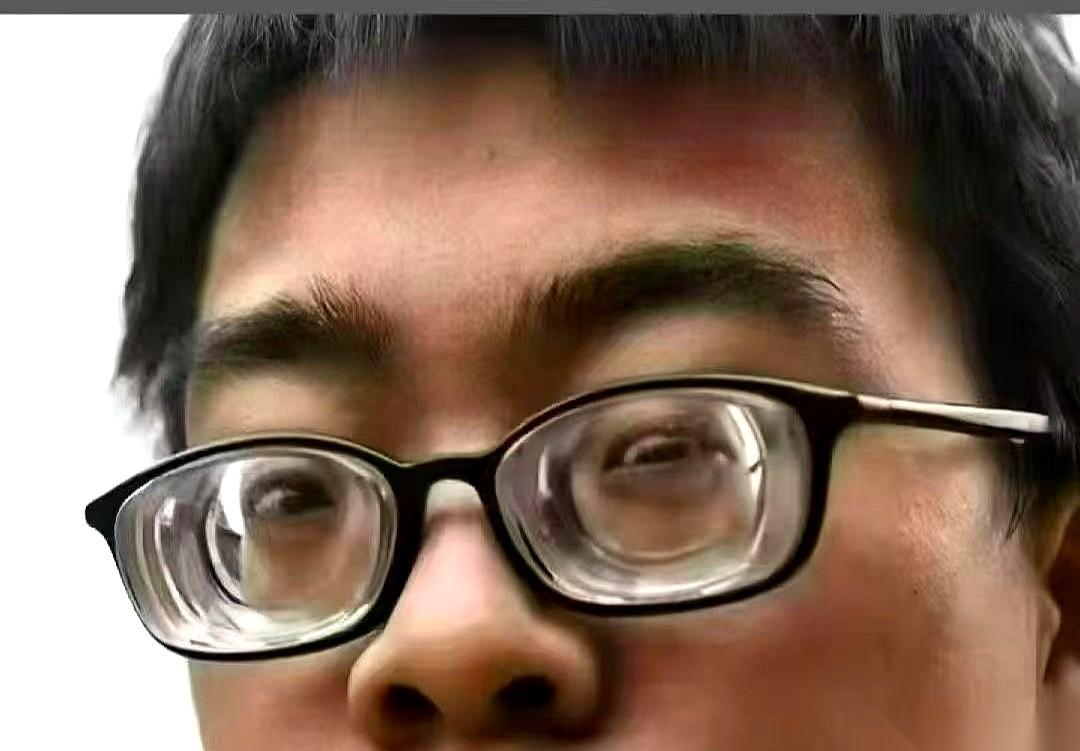 我一直以为，那些戴着一千度近视眼镜的人，老了眼睛就彻底废了。结果前几天家庭聚会