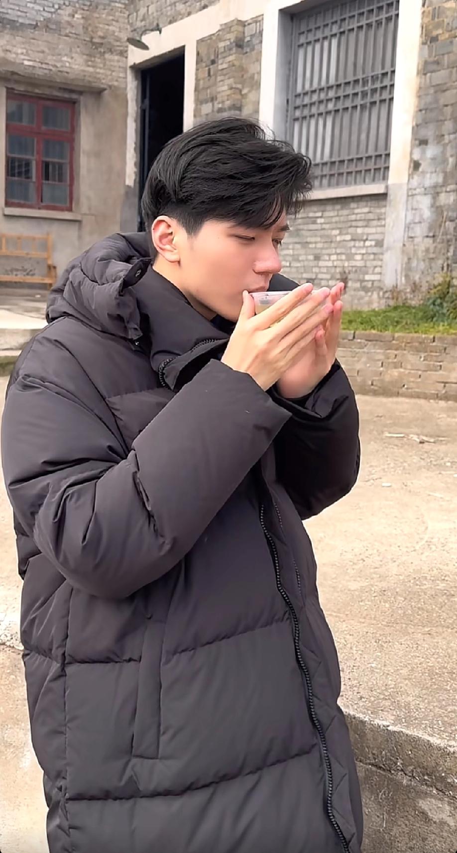 梦想开始，顶着一个大鼻子去横店拍戏去了。看鼻子、手都很好看。会不会火，需要机