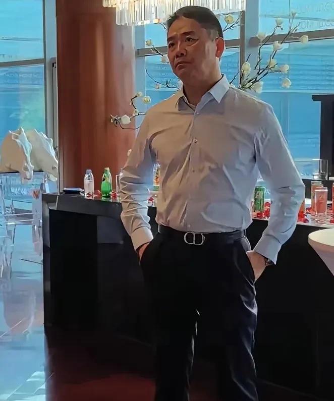 东哥近来好像状态不是很好，才51岁的他脸上写满了疲惫。印象当中的他，总是充满斗