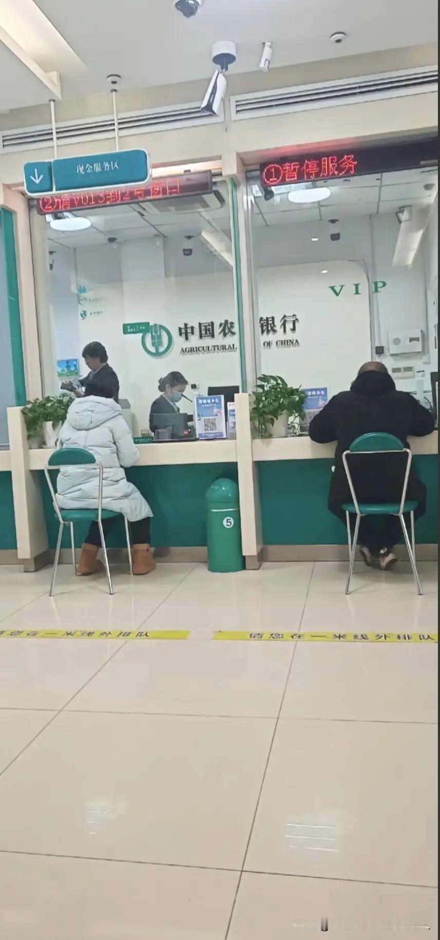 刚去农行存5万三年定期，利率1.55%。柜员说要是确定这钱三年不用，建议买保本理