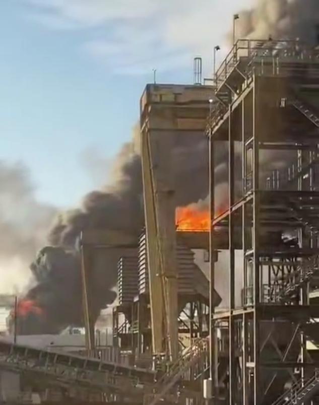 美国本土传来巨响，一重要炼油厂突然爆炸，到底谁干的？当地时间23日，美国得州