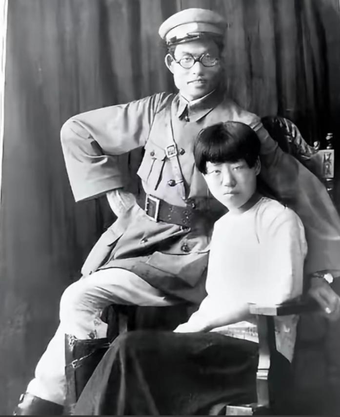 1940年，延安，朱仲芷主动跟丈夫萧劲光离了婚，那一年她已经是六个孩子的娃，和萧