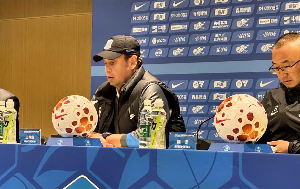 球迷顶级！球场拉胯！斯卢茨基赛后吐槽国安主场场地糟糕！本场京沪大战，共有641