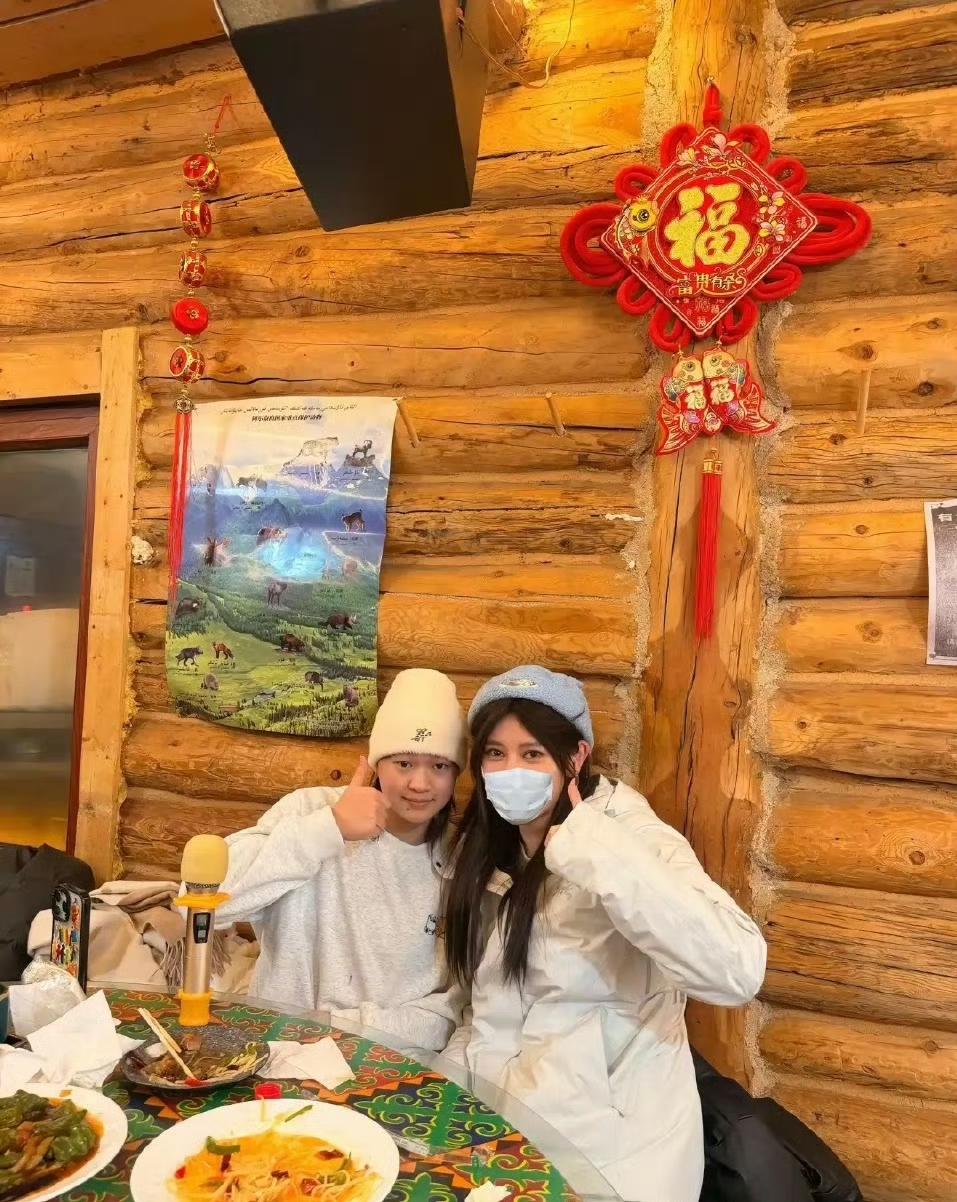 全红婵在新疆除了滑雪外，也吃了这里的美食，朋友们热情接待她，她在雪场的民宿木屋吃