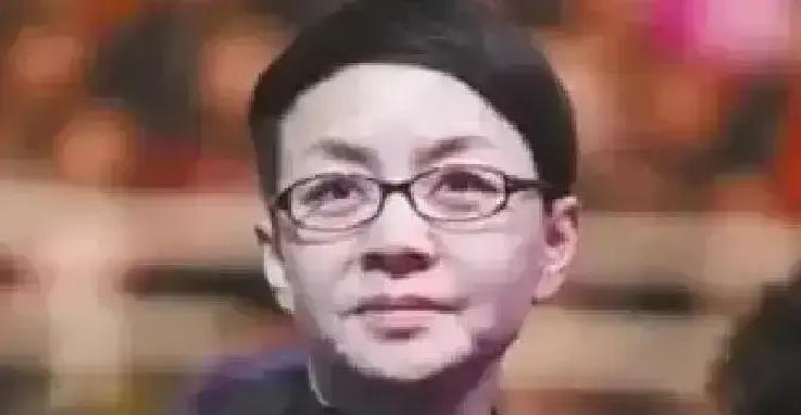 英如镝在KHL赛场挥杆，巴图却因6字回应被全网审视。冰球王子的光环下，藏着一个