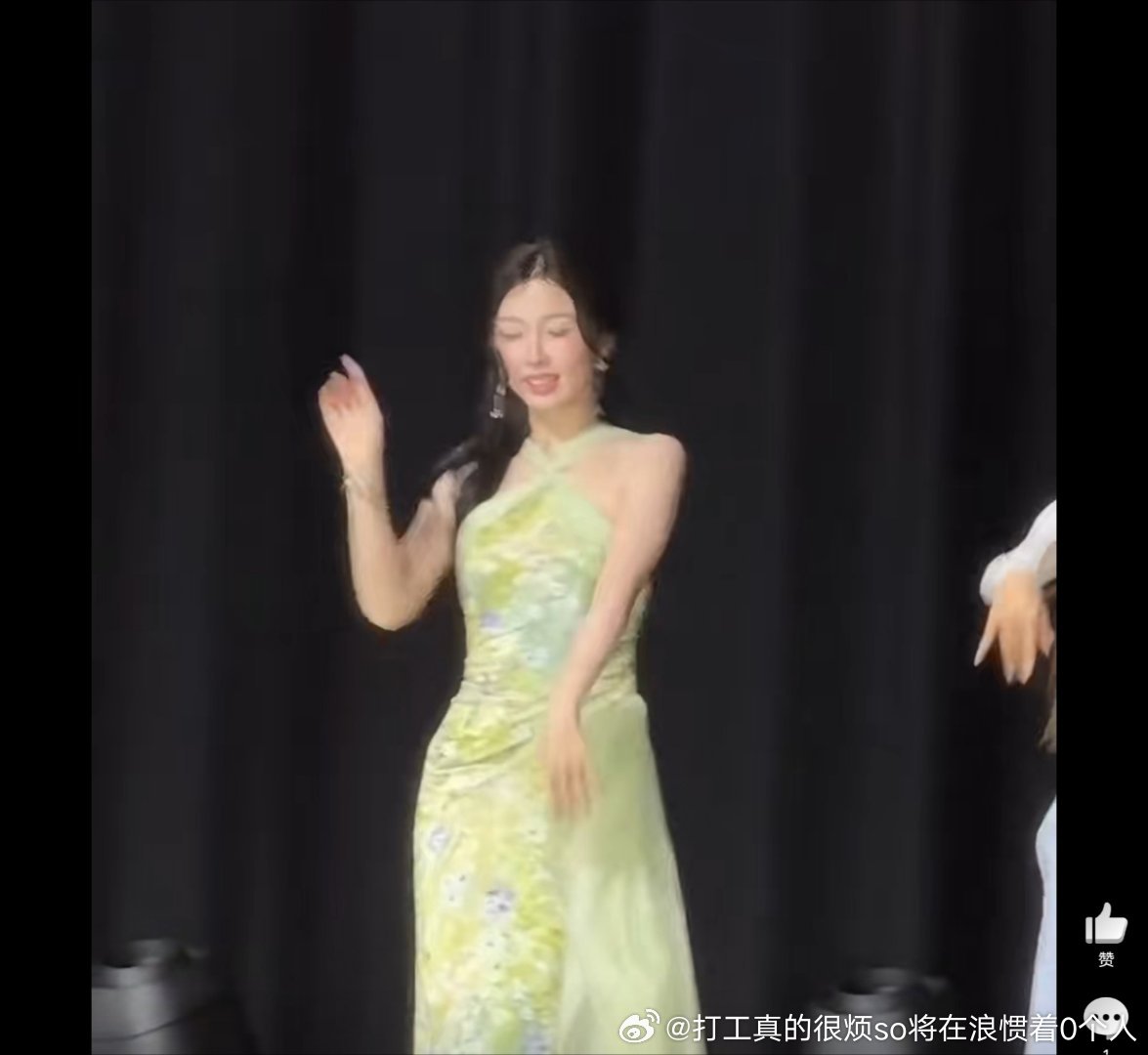 这平板脸和乡镇乐队演出裙挺配的