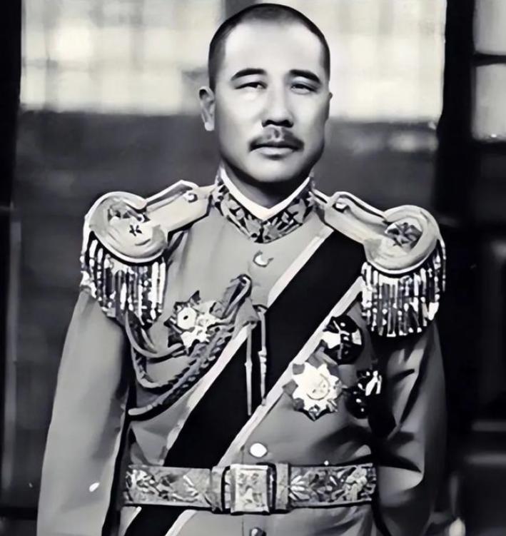 1925年，张宗昌带母亲去赴宴。饭后，张母看见鲜荔枝，抓起1颗，连壳带肉整个丢嘴