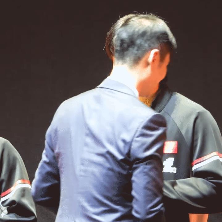 王楚钦中国大满贯实现三冠王后，采访4句话，表达4种婉拒“兼三项”[笑着哭]第一层