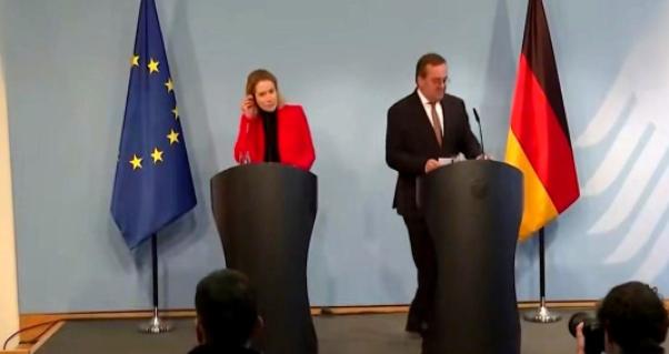 欧盟外交最高负责人卡娅·卡拉斯，最近去了一趟德国。当着德国国防部长博里斯·皮