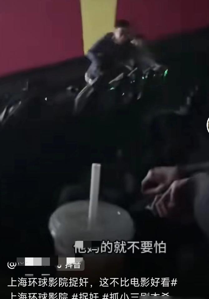 拿4岁亲儿子当“人形挡板”？电影院里上演的这出戏，比《飞驰人生2》刺激一万倍！