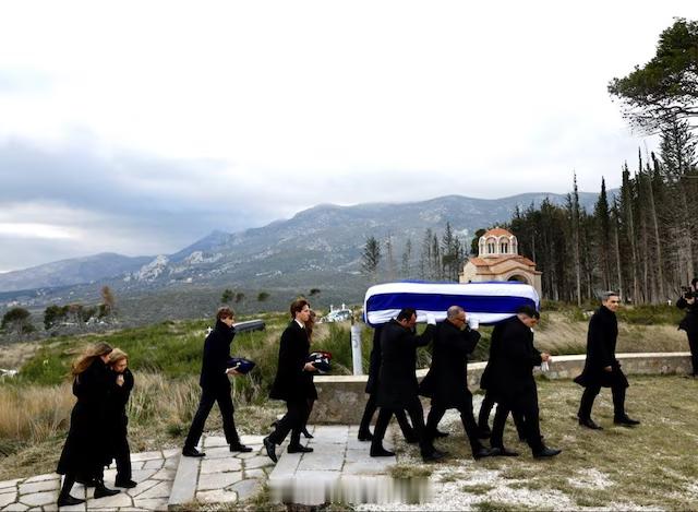 昨天希腊艾琳公主的葬礼补几张从教堂到塔托伊家族墓地间的图，她是真情实感被姐姐、嫂