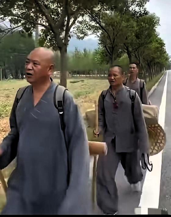 这不该查查吗？很多人都纳闷，1983年正式叫停头顶烫戒疤，这本是出于健康保护、