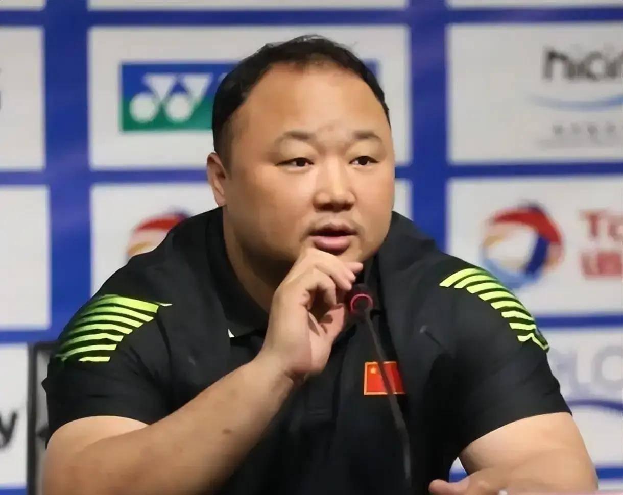 金牌的光环，终究照不亮权力的阴影。张军倒了。这位两届奥运冠军、中国羽协主席，在