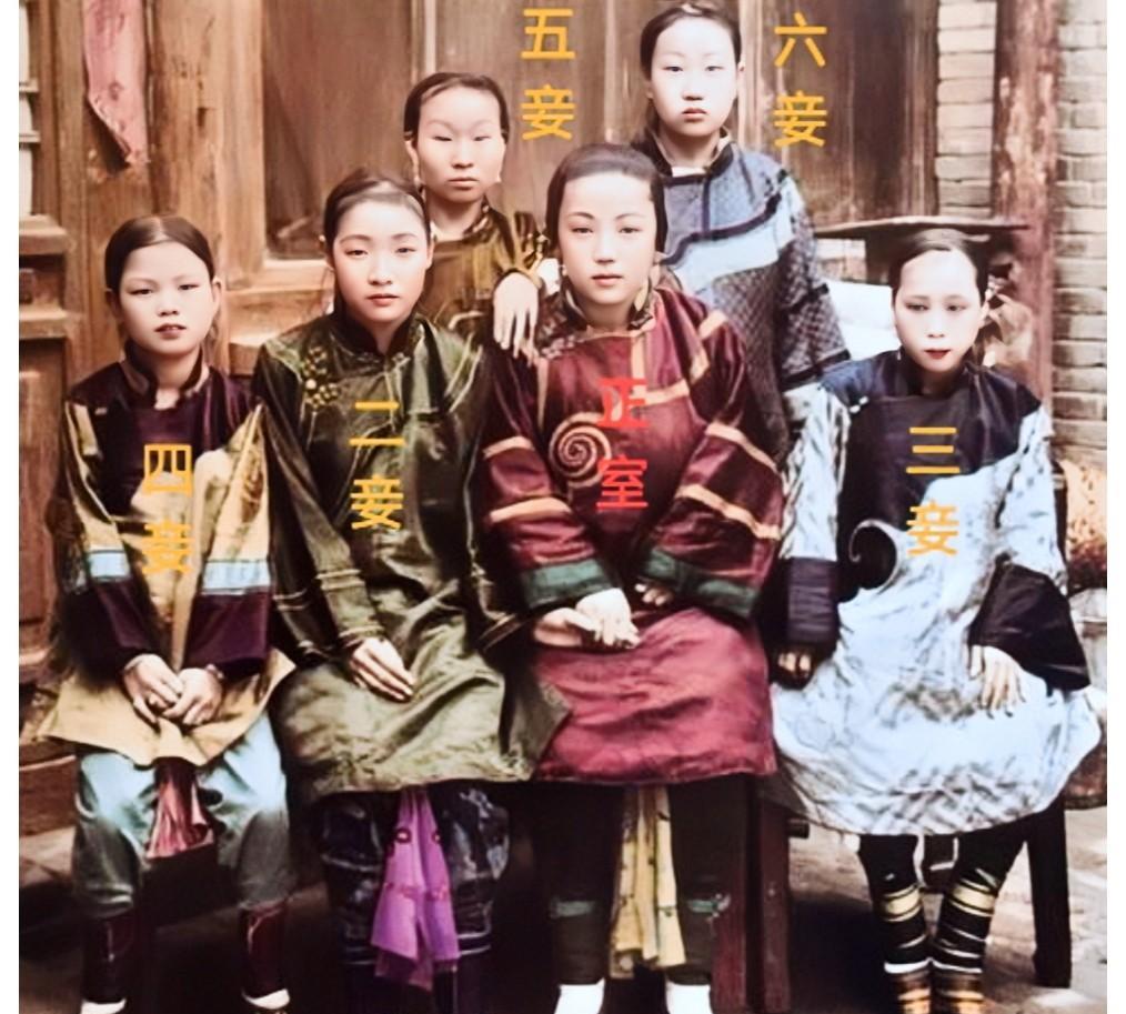 清末时期一地主老财六位太太的合影，个个颜值都很高，特别是这位正室，真是貌美如花啊