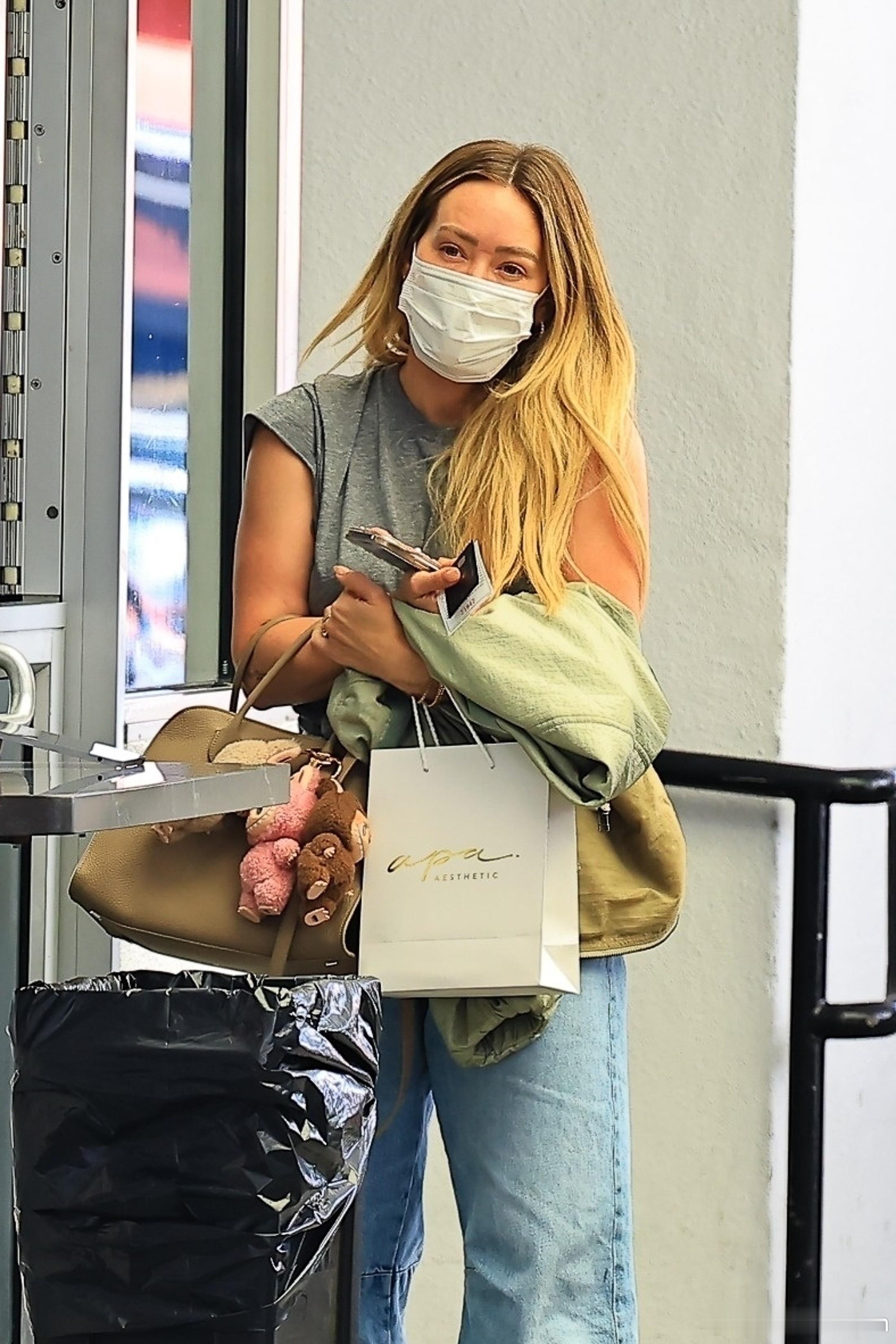 Hilaryduff希拉里达芙在贝弗利山庄外出，达芙看完牙扶着下巴离开一美牙诊