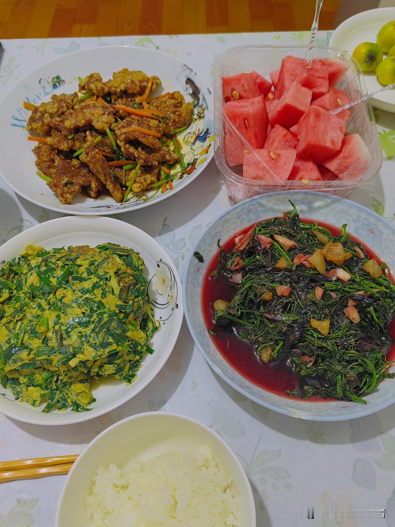 我会随手拍自己做的美食，我觉得这也是一种记录生活的美好。今天做的锅包肉，儿子特别