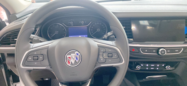 一个月用车感受别克君威驾驶感受：开着很舒服，座椅座着像沙发，动力方面对我来说已