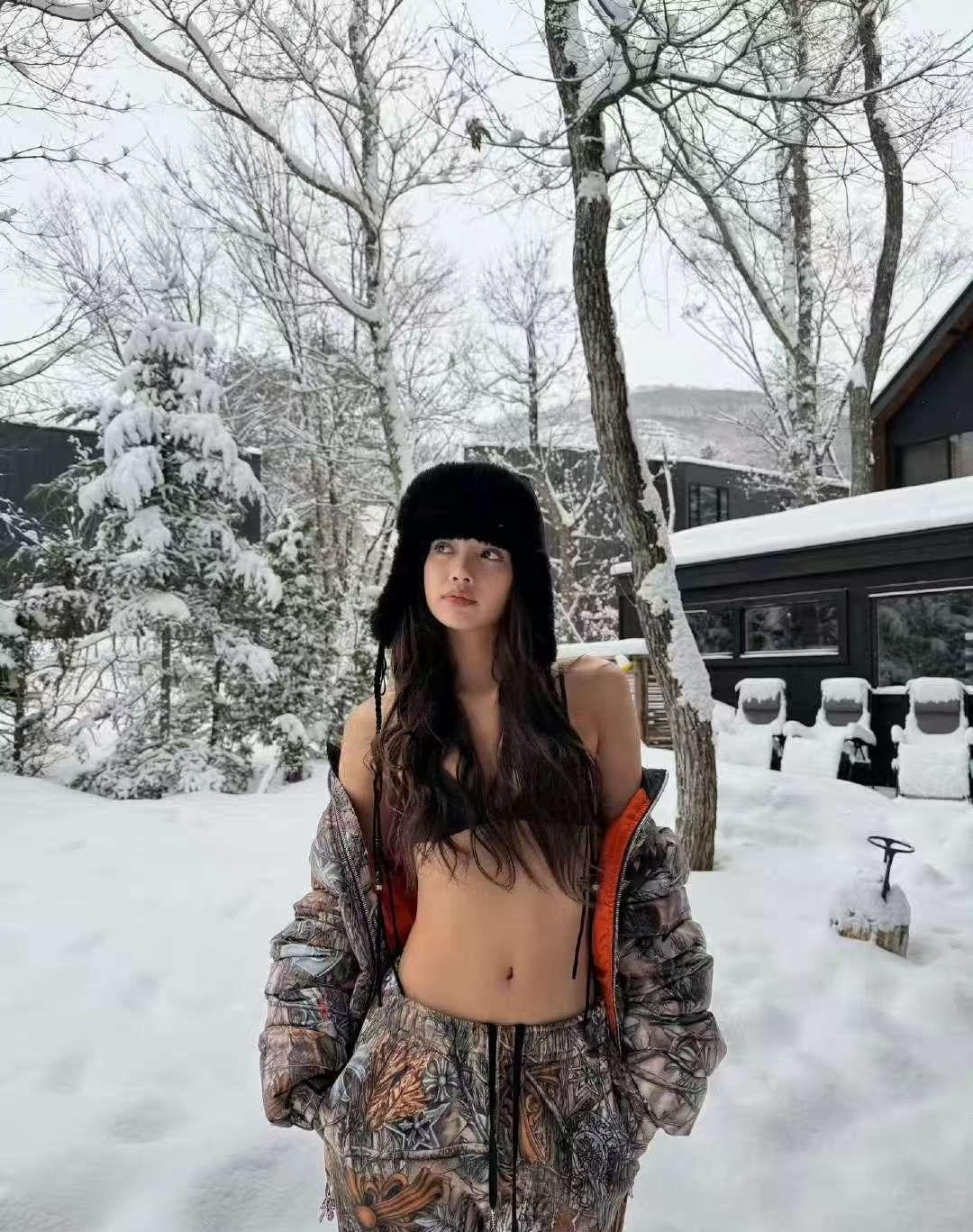 Lisains更新雪中比基尼，不冷吗？