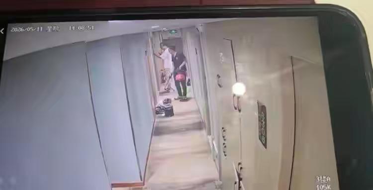 湖北武汉，20岁女孩办事途中，独自入住某酒店歇脚，谁知刚刚洗完澡，还没来得及穿衣