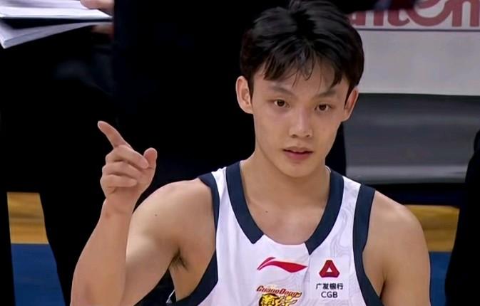 徐杰还是没忍住啊！！！在广东东阳光客场挑战天津先行者的比赛中发生疯狂的一幕：