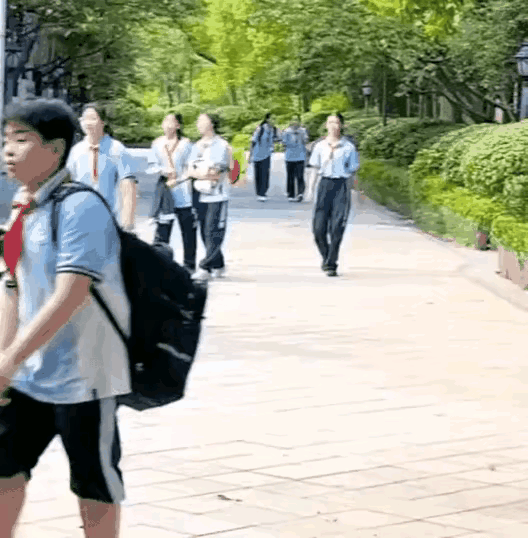 姑娘这么大了，才发现这么有天赋，是不是发现的晚了，耽误她的发展了啊！