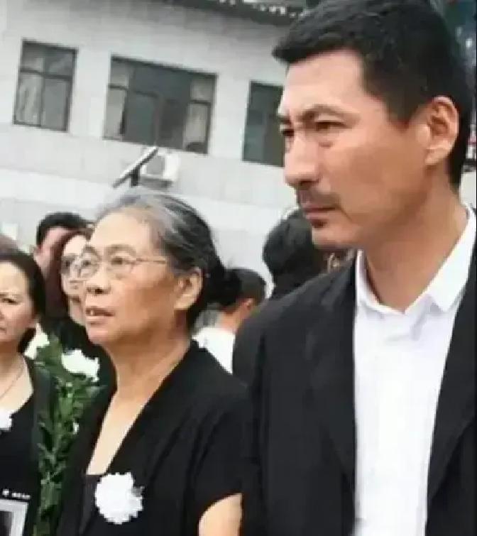 2005年，张子健刚拍完《神探狄仁杰》，回家就被李婷递上离婚协议。他懵了，