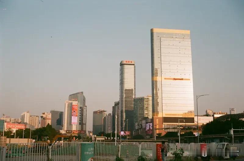 作为四大一线，建议深圳电话区号改为026，补上全国唯一空缺的三位数区号国内