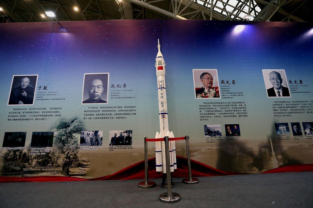 钱学森是新中国最困难的时期白手起家的著名科学家，“两弹一星”精神杰出代表，不仅如