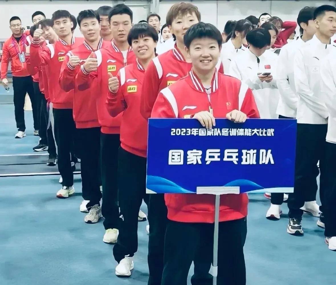 莎莎，干嘛穿李爷爷的衣服，而且还穿的这么的随意，太可爱了。[呲牙笑]莎莎干啥都坦坦