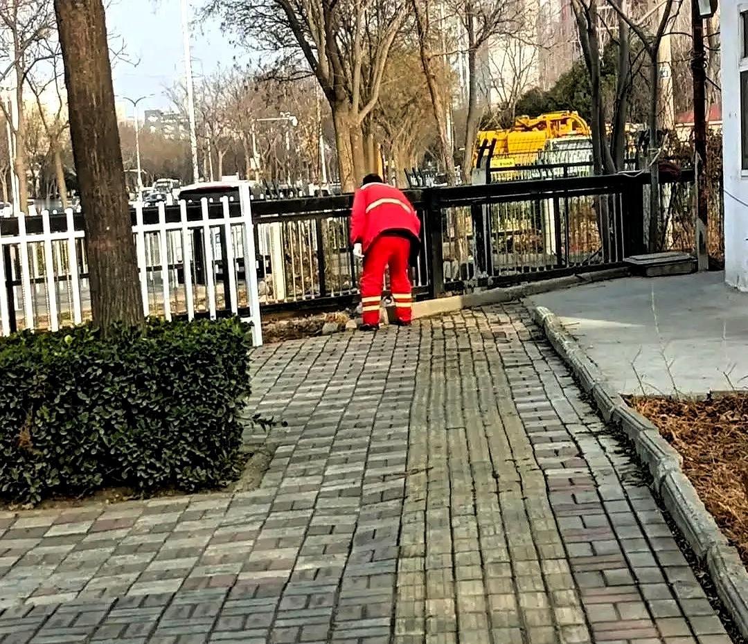 前天，环卫部门把所有定位手环都收了回去。没有了实时监控，也没有了打卡考核的约