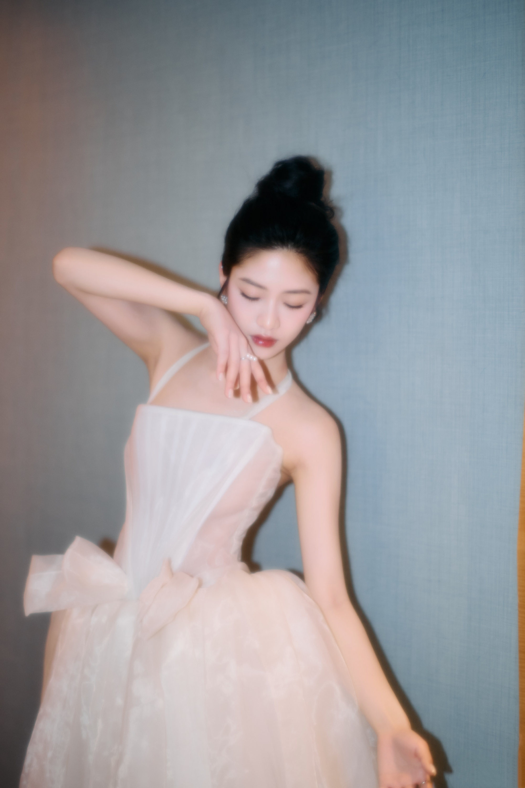向涵之，白裙穿搭，仙气少女甜美上线。向涵之