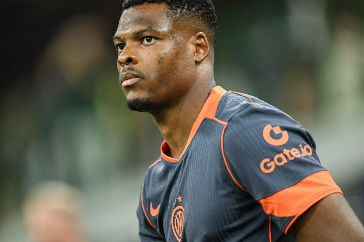 斯基拉: 国米正在探索转会市场, 以寻找邓弗里斯的潜在替代者