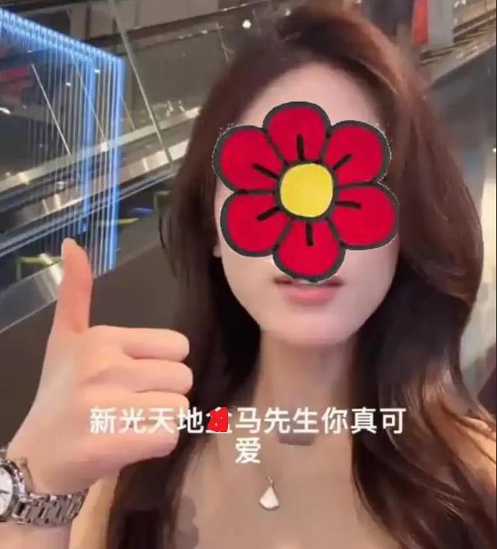 重庆。小公主带着宠物狗逛到盒马超市，想进去转转，给超市管理人员打电话，要求派专