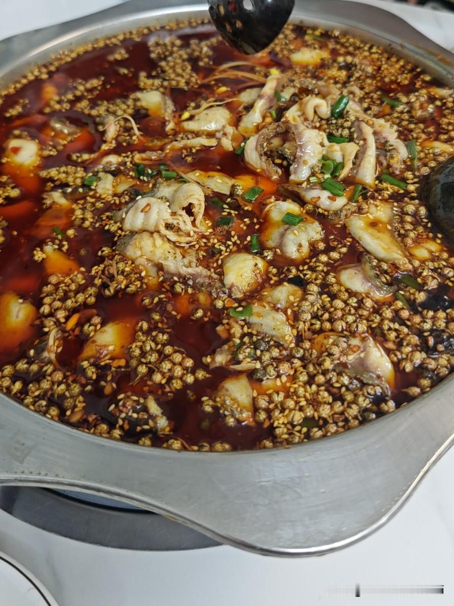 前几天在拱北阿坤水煮鱼吃的，20多年，还是这个味道，而且正如美食作家王刚说的，味