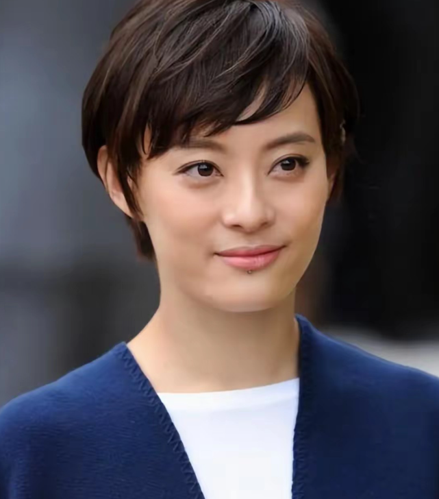 主持人问孙俪你平时在家吃饭，经纪人会经常来蹭饭吗孙俪说:“经纪人不愿意在我家吃