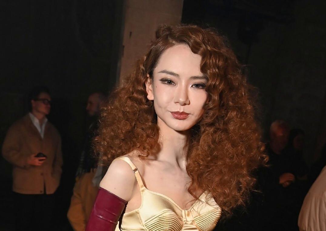40岁戚薇参加巴黎时装周，这身造型实在是太可怕了，脸部医美过度，发面非常严重，看
