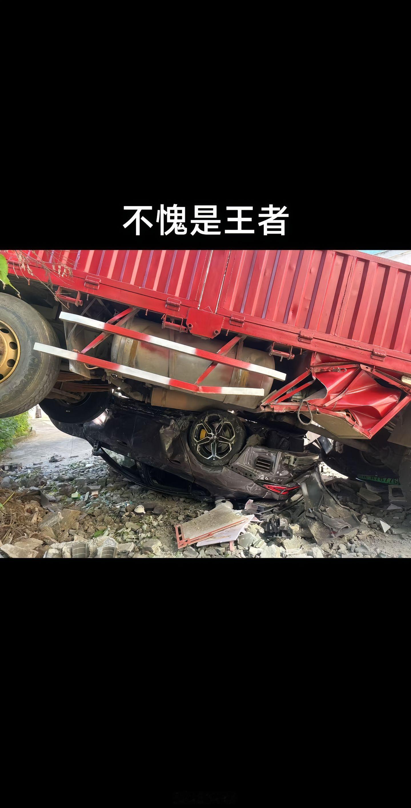 小米su7的安全性到底如何，车主最有发言权。车主的小米su7停家门口，旁边一辆大