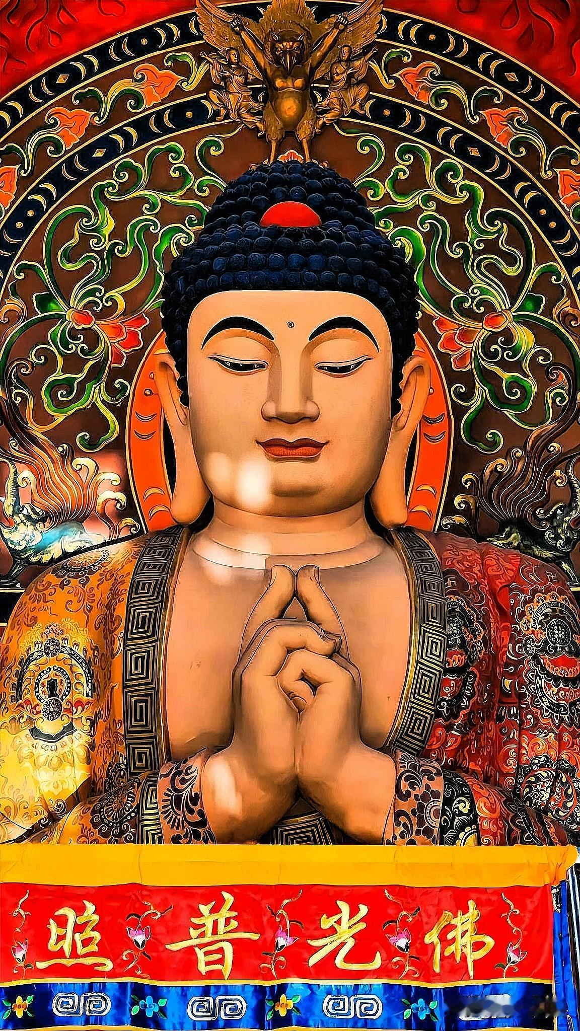 去寺庙走了一趟，突然就活明白了。我们总在焦虑未发生的事，纠结已过去的事，羡