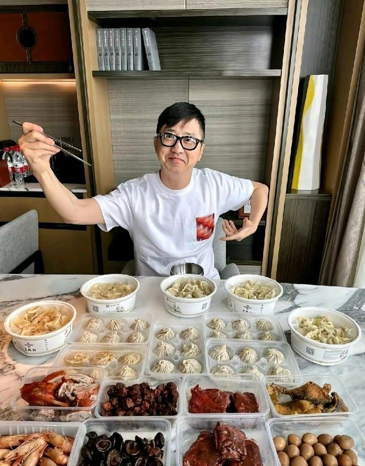 庾澄庆这一桌豪华外卖，看着也太香了吧！我真没想到明星也吃外卖啊！