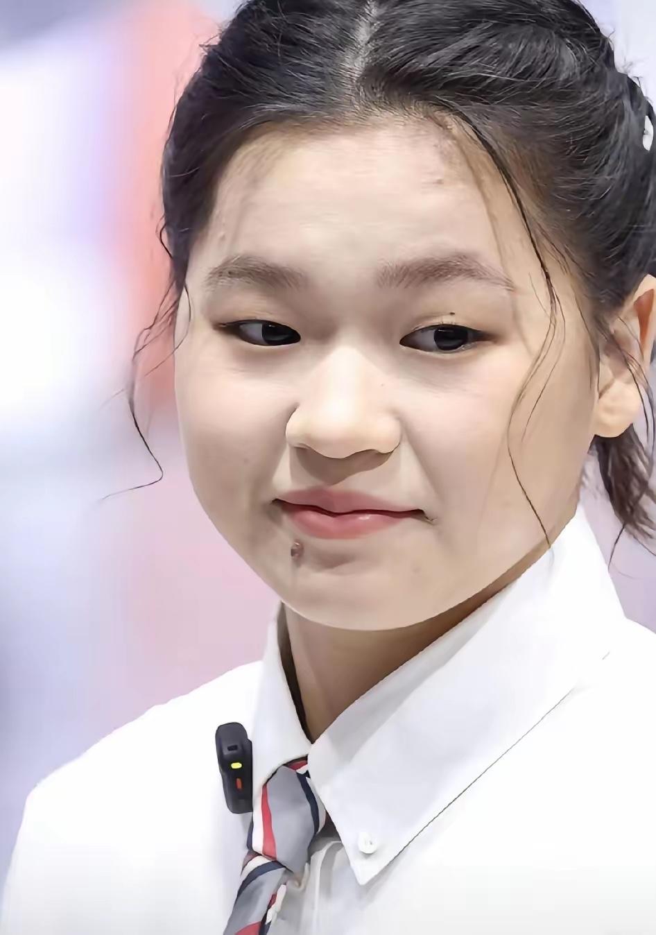 全红婵啊，真的是那种越看越让人喜欢的孩子。你要是细细打量她，就会发现，她整个人都