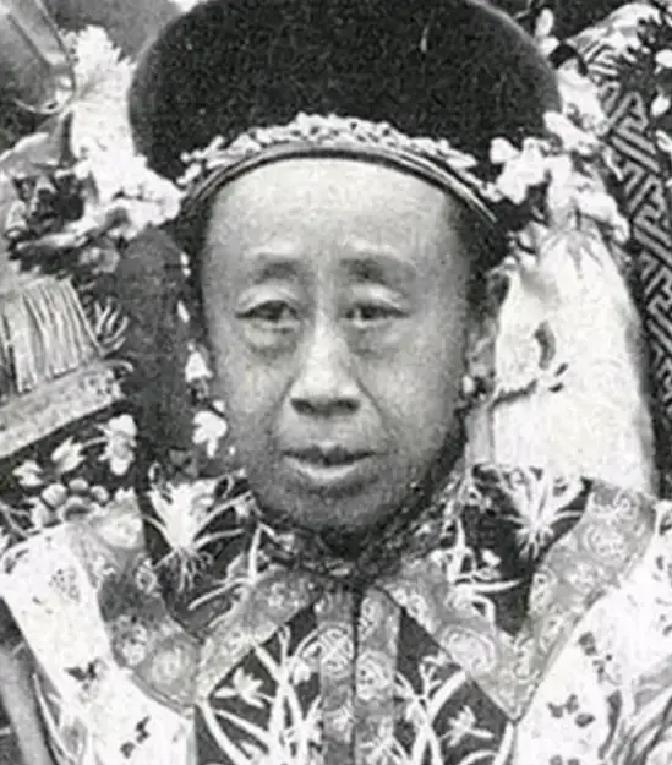 清朝，年近50岁的慈禧正在试穿新衣服，忽然听见身后有人说道：”一个老寡妇，妖里妖气的，穿了给谁看”。