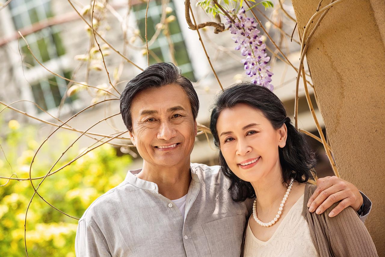 谁说中年夫妻凑合过！有感情！你是不是见过不少人说，中年夫妻哪还有什么感情，