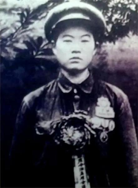 1950年，一位志愿军因伤，疼的嗷嗷叫。谁知，医生要给他检查，他却矫情起来了，嚷