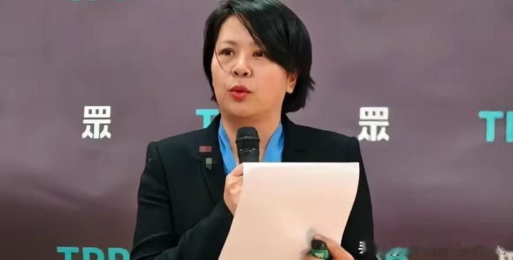 民进党把李贞秀请上节目，本来剧本写好了，让她开口骂大陆，结果她当着主持人的面直接