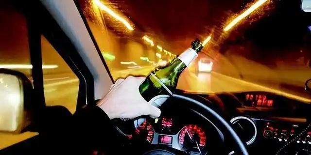 “强词夺理？”男子违停被打电话通知挪车，谁承想刚挪完车就遇到查酒驾，被罚后男子不