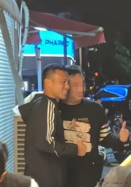 苏超“南通-南京”赛后，场外球迷与一位南通队球员争相合影。去年他每场还有可能替补
