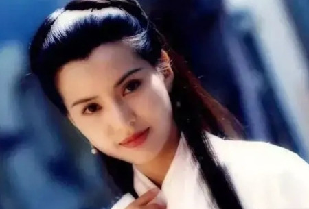 2013年，李若彤在飞机上偶遇周润发，连忙过去打招呼，周润发问她:“你现在怎么不