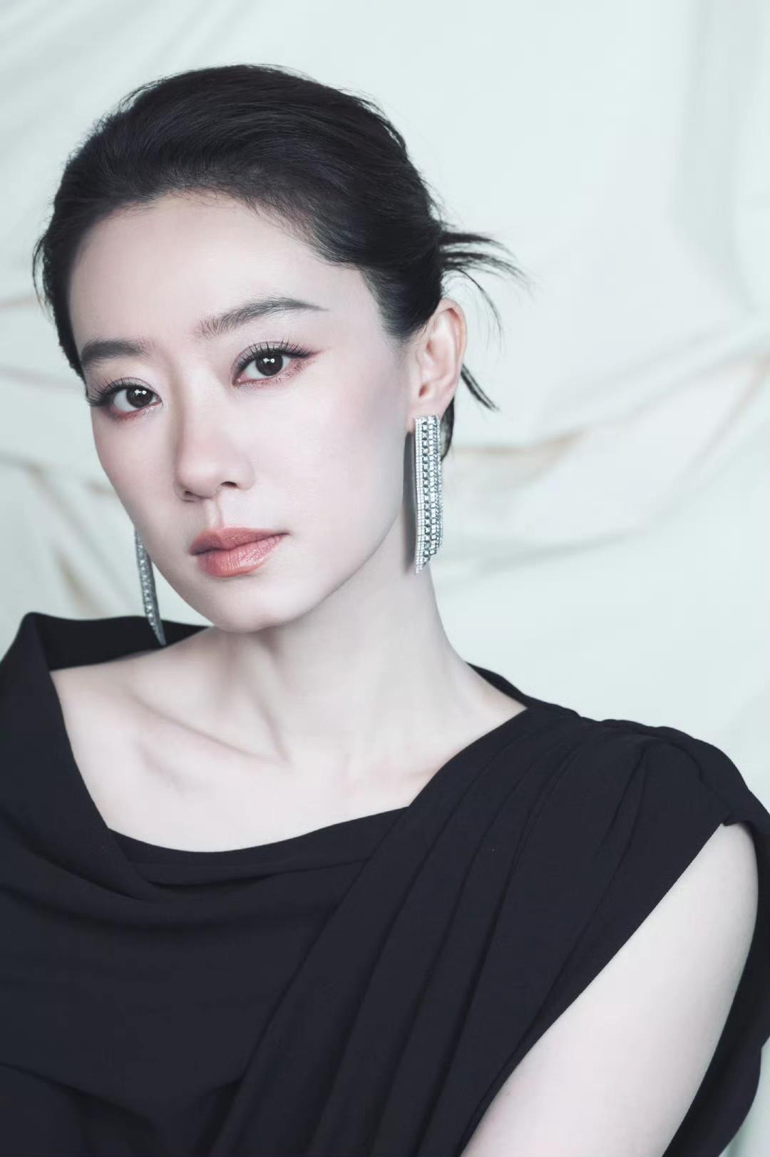 张小斐与经典色太配了不管穿白色还是穿黑色都美得不要不要的穿黑色高冷穿白