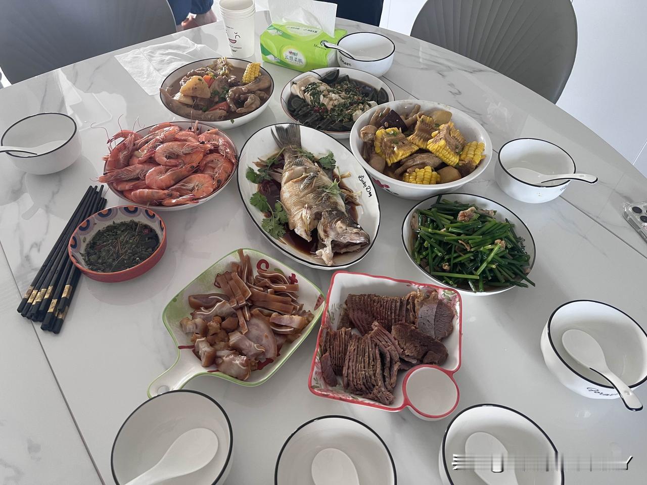 假期第一天，我这个家庭主妇早早就上岗了[笑着哭]我感觉还是上班好，至少作息时间比较