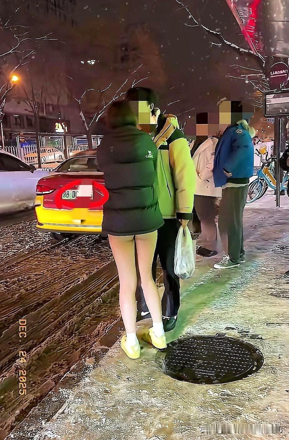 现在这些抗寒打底裤真的给了很多年轻人展示自我的舞台...北京大雪天也不用大棉袄